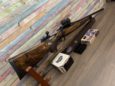 Sauer 404 Elegance 8×57 JS–(arany zárfej-pikkelyezett zárdugó-5-ös fa)–Aimpoint H2–Blaser sínes szerelék–2db tár (5-ös-3-as)–Sauer Ergorest fegyverszíjjal–Kifogástalan állapotban!!!