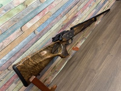 Blaser R8 Grand Luxe Success 6,5 Creedmoor–6-os fával–Vésett baszkül–Blaser ABS bőrbetétes fegyverkofferben