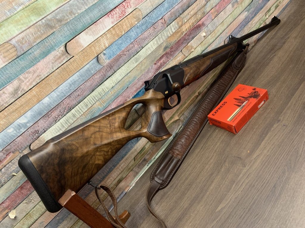 Blaser R8 Success 9,3×62–6-os fával–Bordázott csővel–Arany elsütővel–Blaser szíjjal–19 db lőszerrel – 1. kép