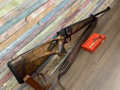 Blaser R8 Success 9,3×62–6-os fával–Bordázott csővel–Arany elsütővel–Blaser szíjjal–19 db lőszerrel